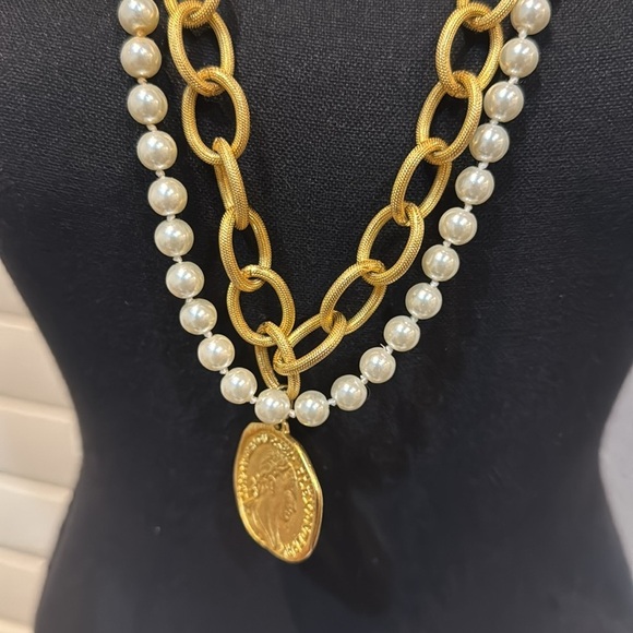 VINTAGE GOLDTONE CHAIN FAUX PEARLS CHUNKY LAYERED STATEMENT NECKLACE W PENDANT - Picture 8 of 9